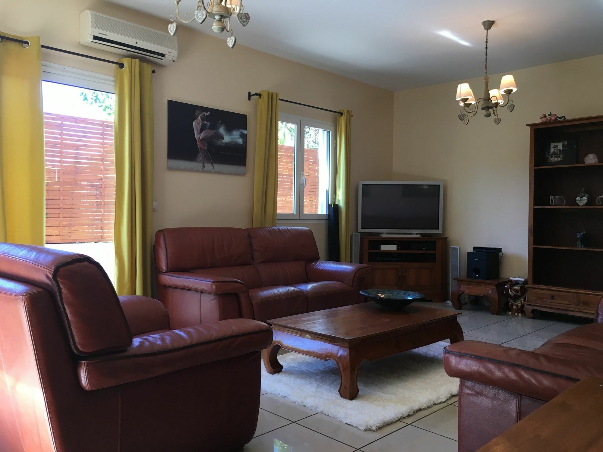 House With 5 Rooms In Etang Sale, With Wonderful Mountain View, Enclos Extérieur photo